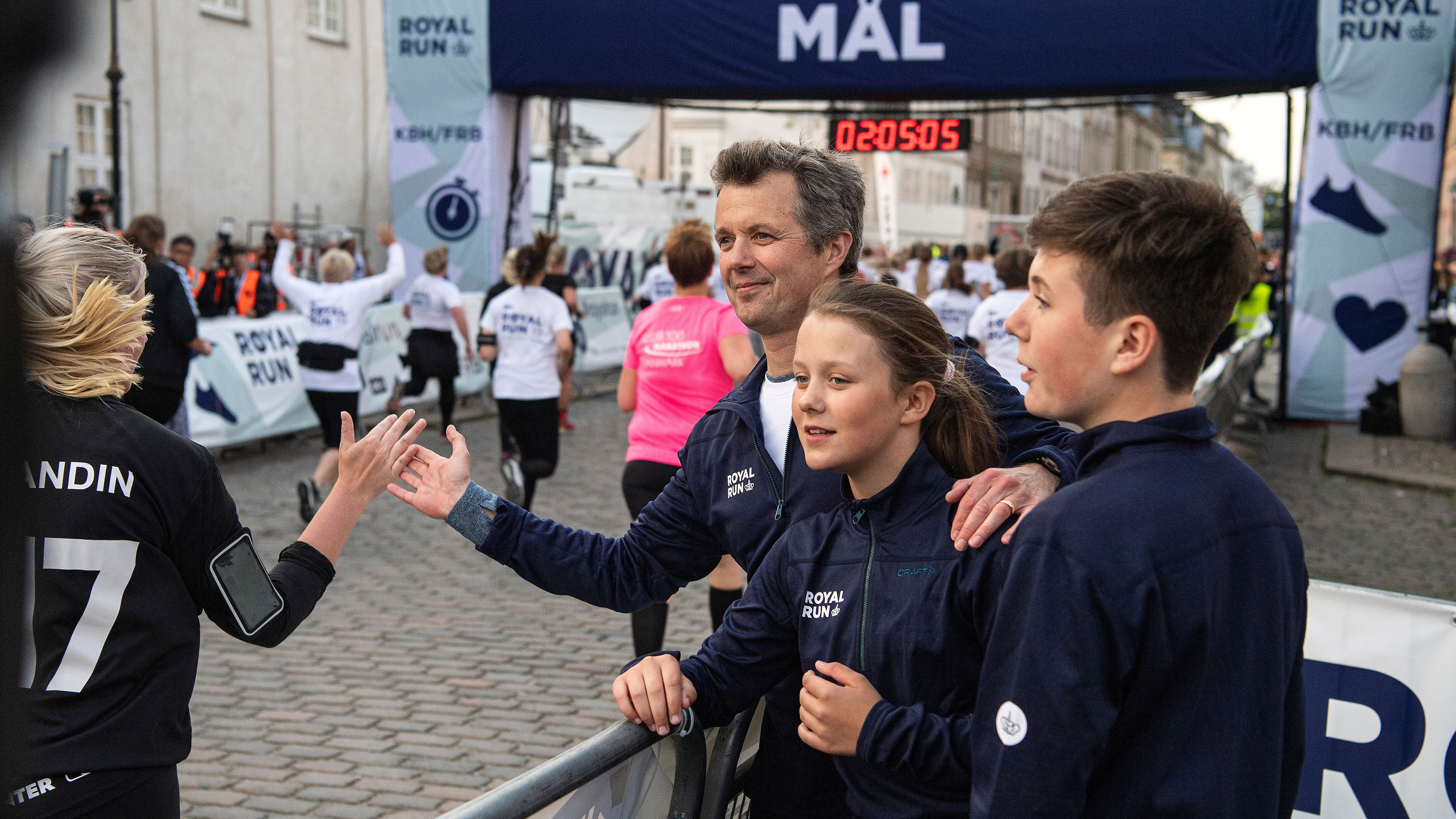 Fra Royal Run i København i juni 2019 - før corona - hvor kronprins Frederik, prinsesse Isabella og prins Christian hilser på løbere. (Foto: Lars Møller)