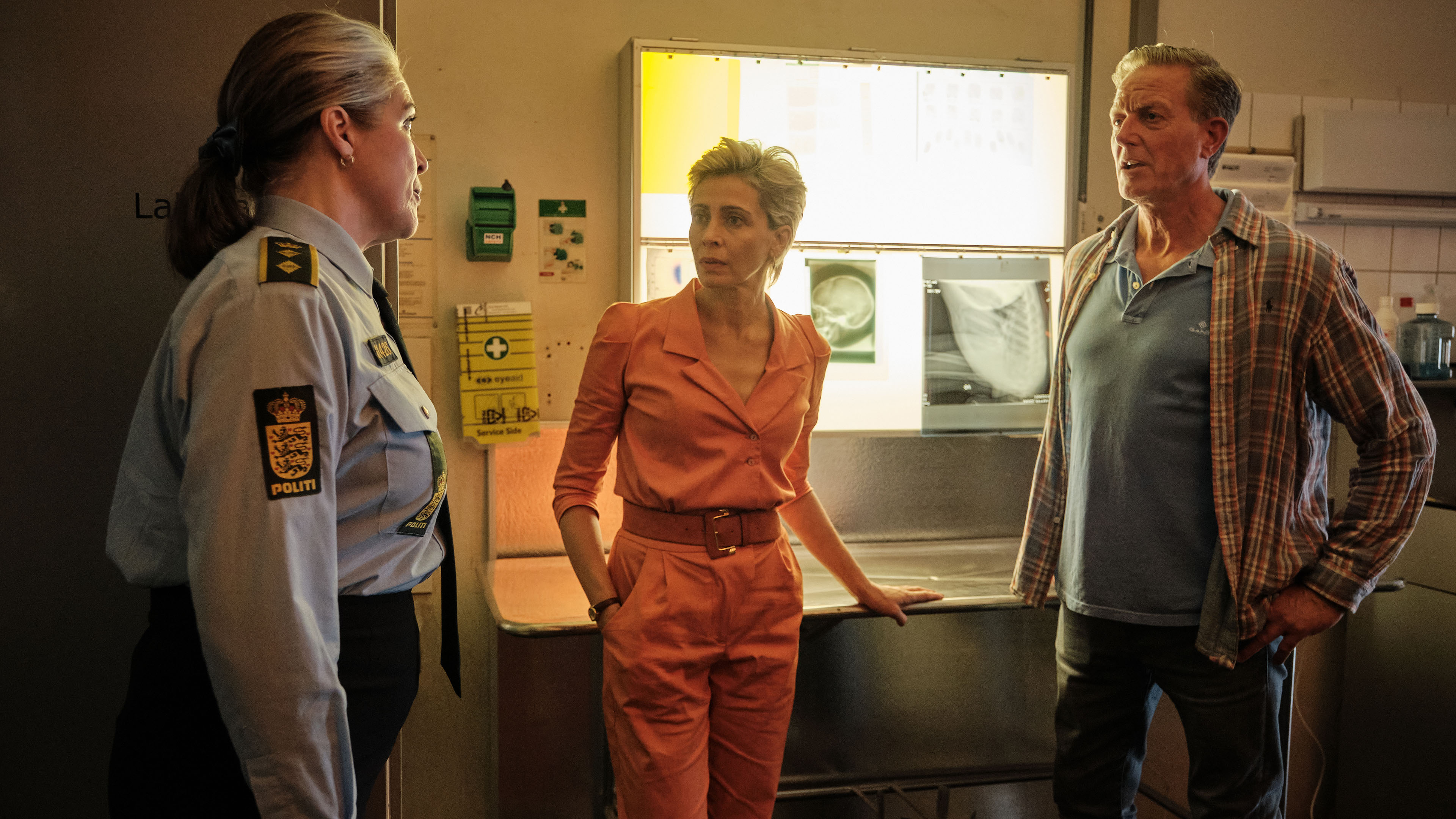 Lotte Andersen som Hanegaard, Laura Drasbæk som Marianne Sommerdahl og Peter Mygind som Dan Sommerdahl i den danske krimiserie 'Sommerdahl III' fra 2021.