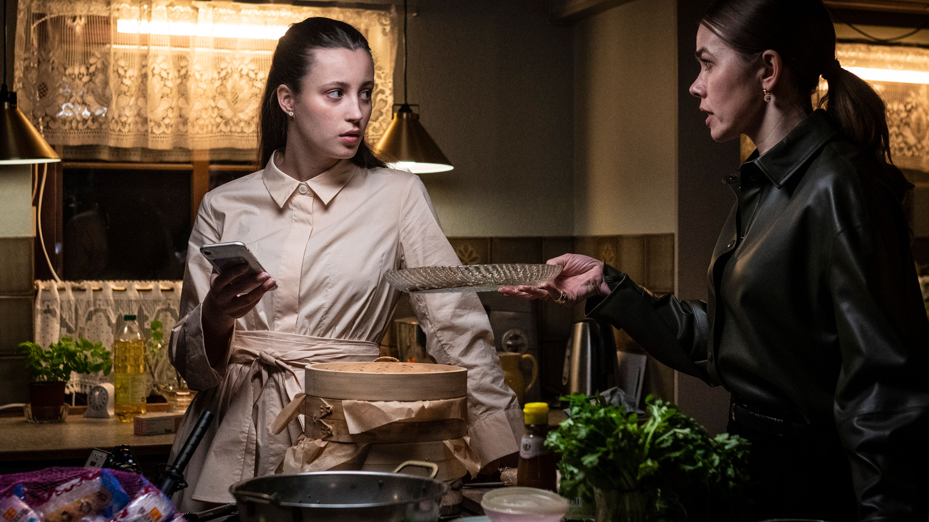 Anna (Josephine Højbjerg) og Eva (Birgitte Hjort Sørensen) i 'Dark Horse'.