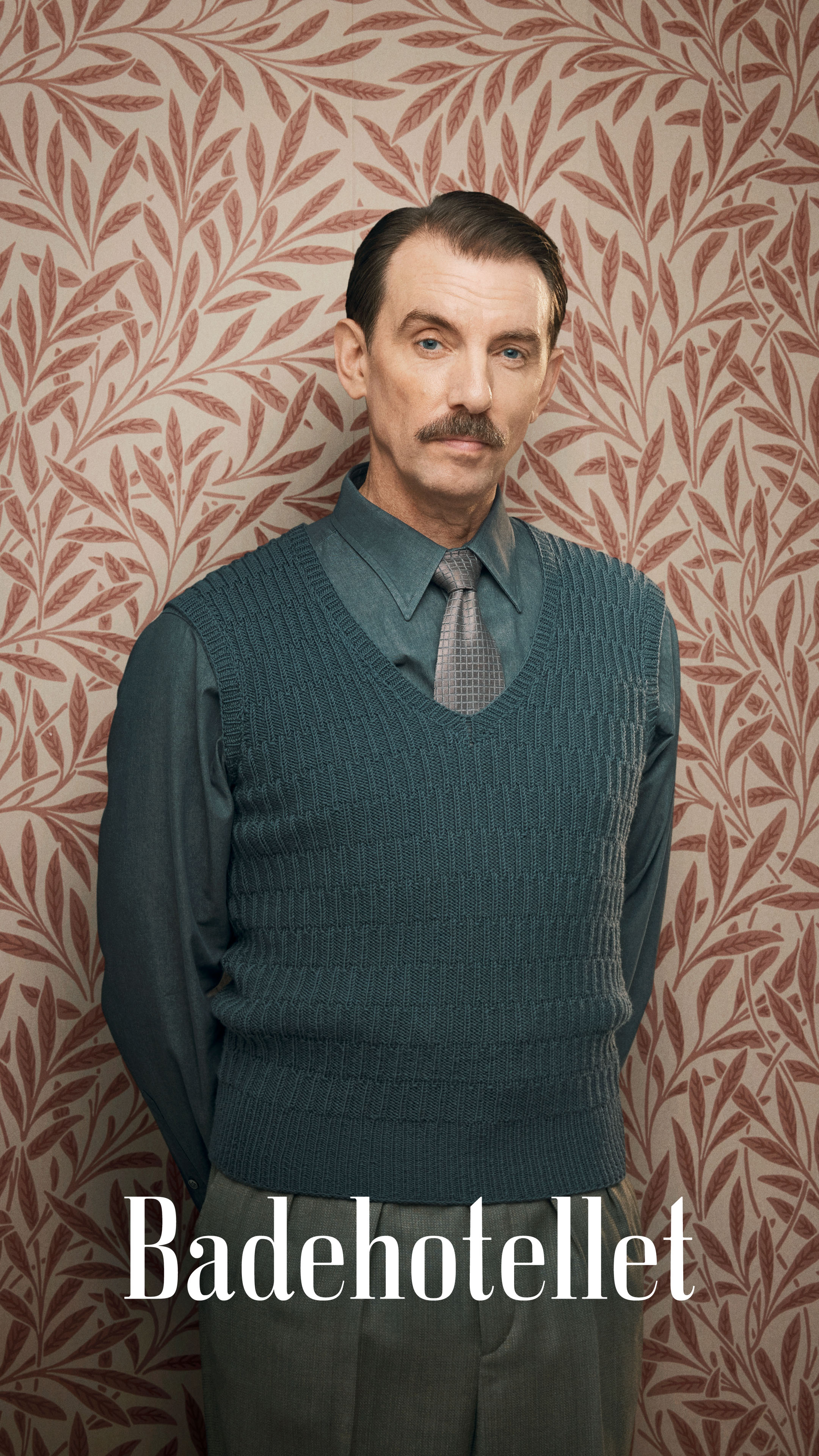 Grev Ditmar (Mads Wille) portræt højkant med titellogo.