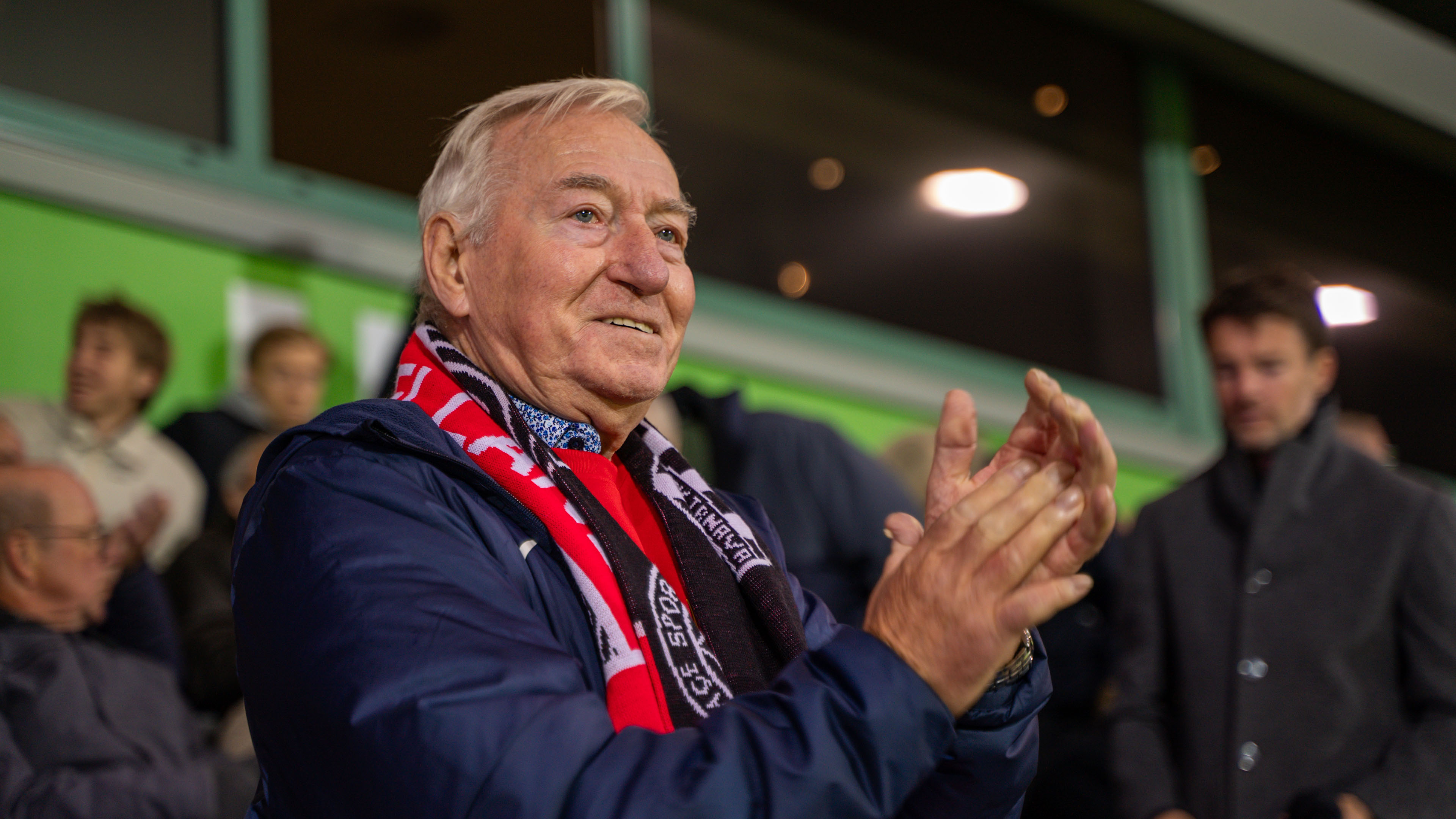 Sømand og FC Nordsjælland-entusiast Erland  inviterer sit livs store kærlighed med på stadion i 'Mere end en klub'.