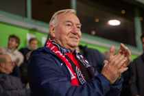 Sømand og FC Nordsjælland-entusiast Erland  inviterer sit livs store kærlighed med på stadion i 'Mere end en klub'.