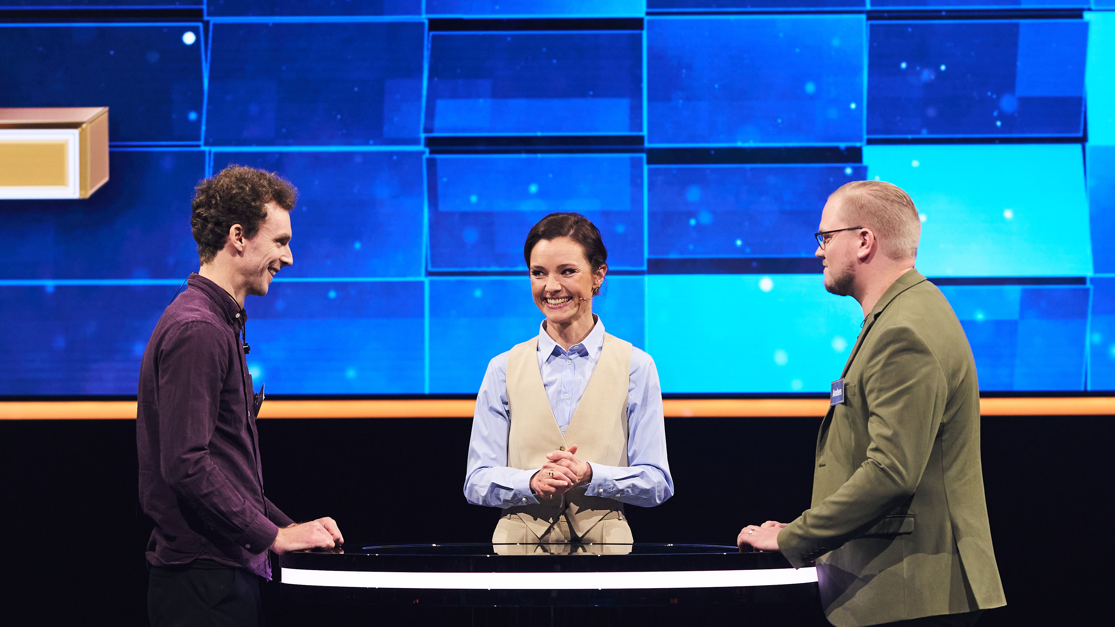 Lise Rønne i værtsrollen i 'Feltet - Danmarks største quizkamp'.