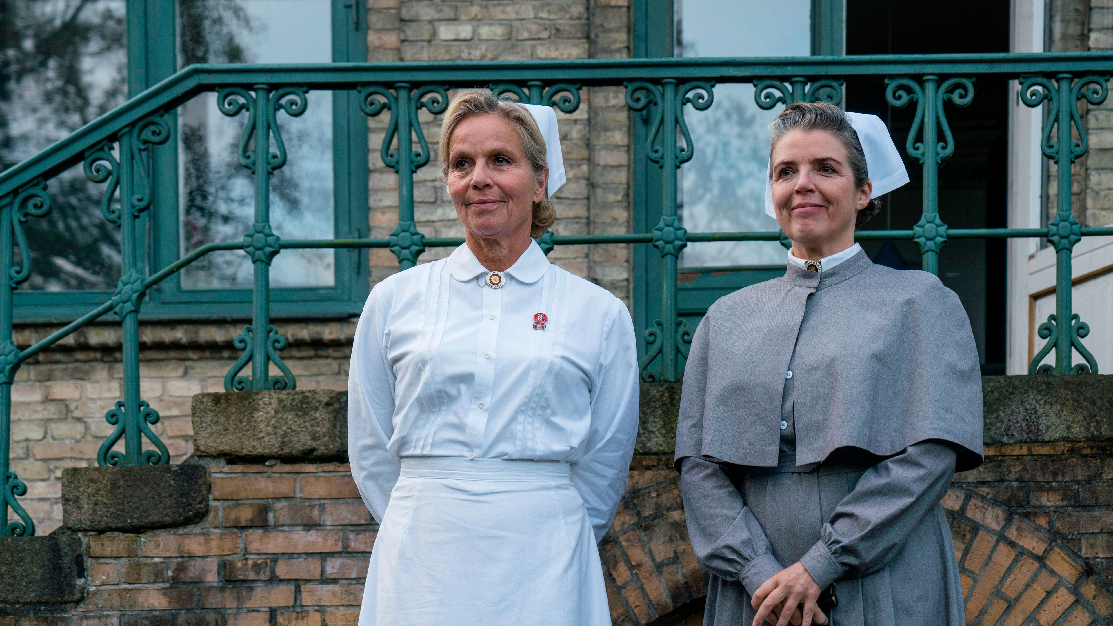 Benedikte Hansen som Margrethe Lund og Lotte Andersen som søster Elisabeth Lange i 'Sygeplejeskolen IV' fra 2020.
