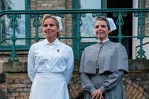 Benedikte Hansen som Margrethe Lund og Lotte Andersen som søster Elisabeth Lange i 'Sygeplejeskolen IV' fra 2020.
