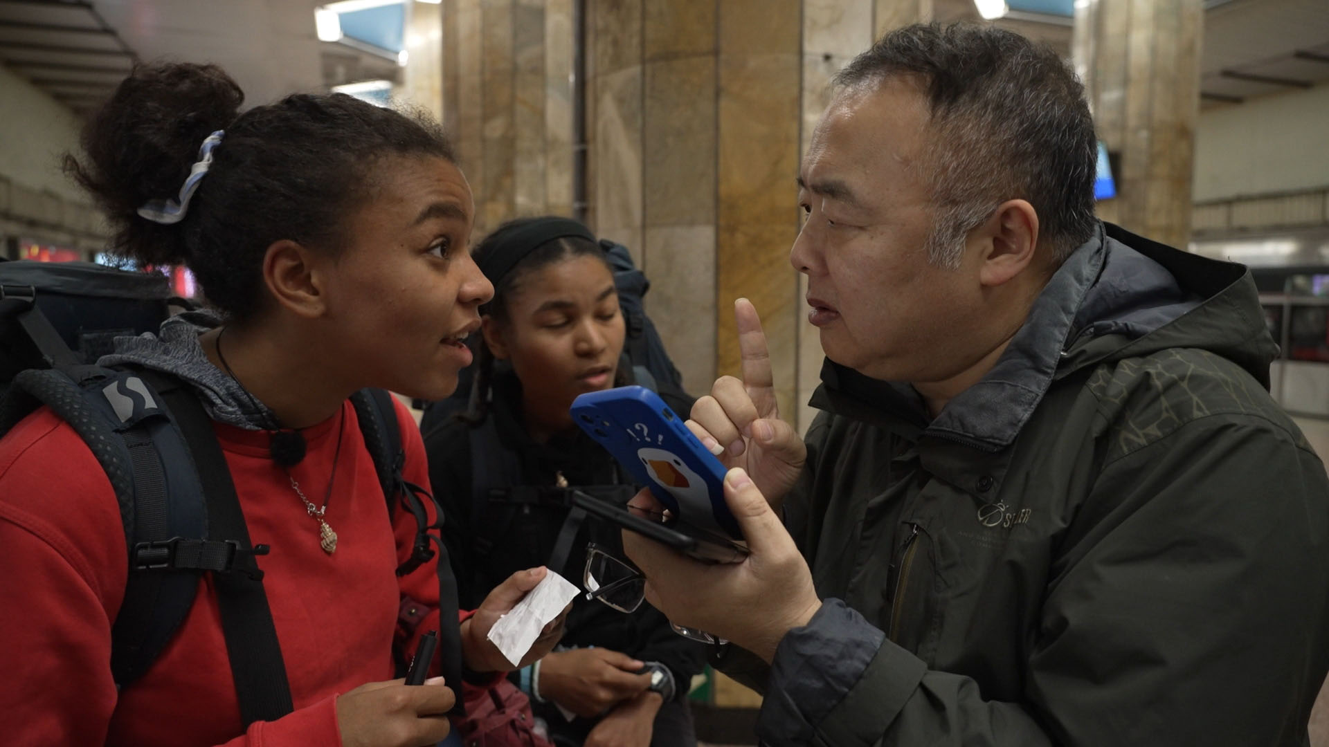 Tea og Tilde fra Lilla hold forsøger at spørge om vej i Kina.