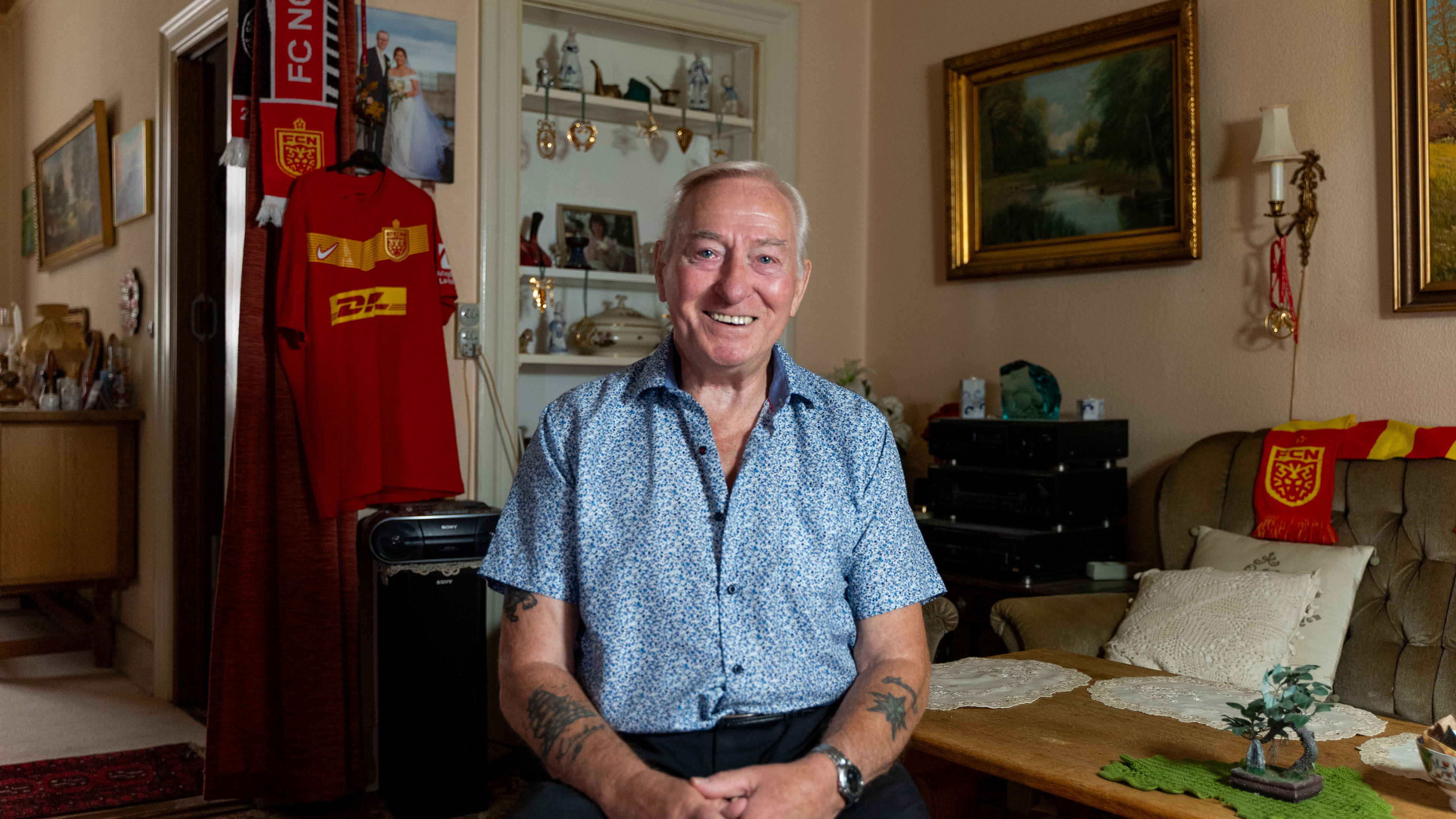 Sømand og FC Nordsjælland-entusiast Erland  inviterer sit livs store kærlighed med på stadion i 'Mere end en klub'.