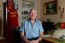 Sømand og FC Nordsjælland-entusiast Erland  inviterer sit livs store kærlighed med på stadion i 'Mere end en klub'.