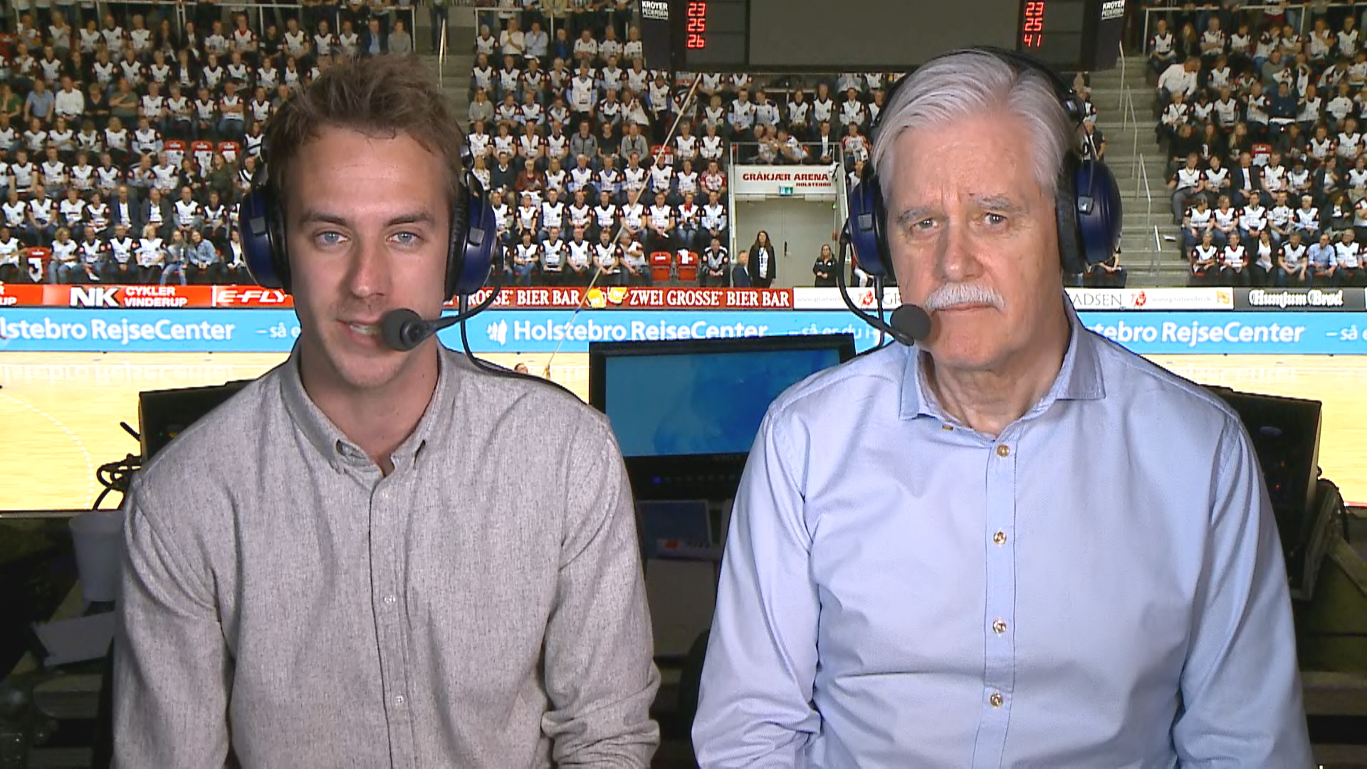 Jonas Nyhøj (tv.), der fra lørdag 26. juni skal være Tour de France-vært, er også kendt som håndboldkommentator - her i selskab med Bent Nyegaard. (Foto: TV 2)