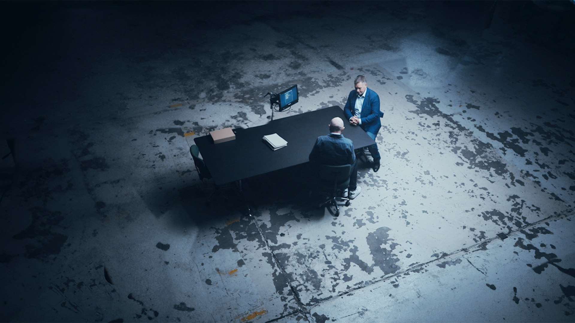 Mads Brügger og Stiig Wæver, tidligere kildefører i PET, i 'Den sorte svane'.