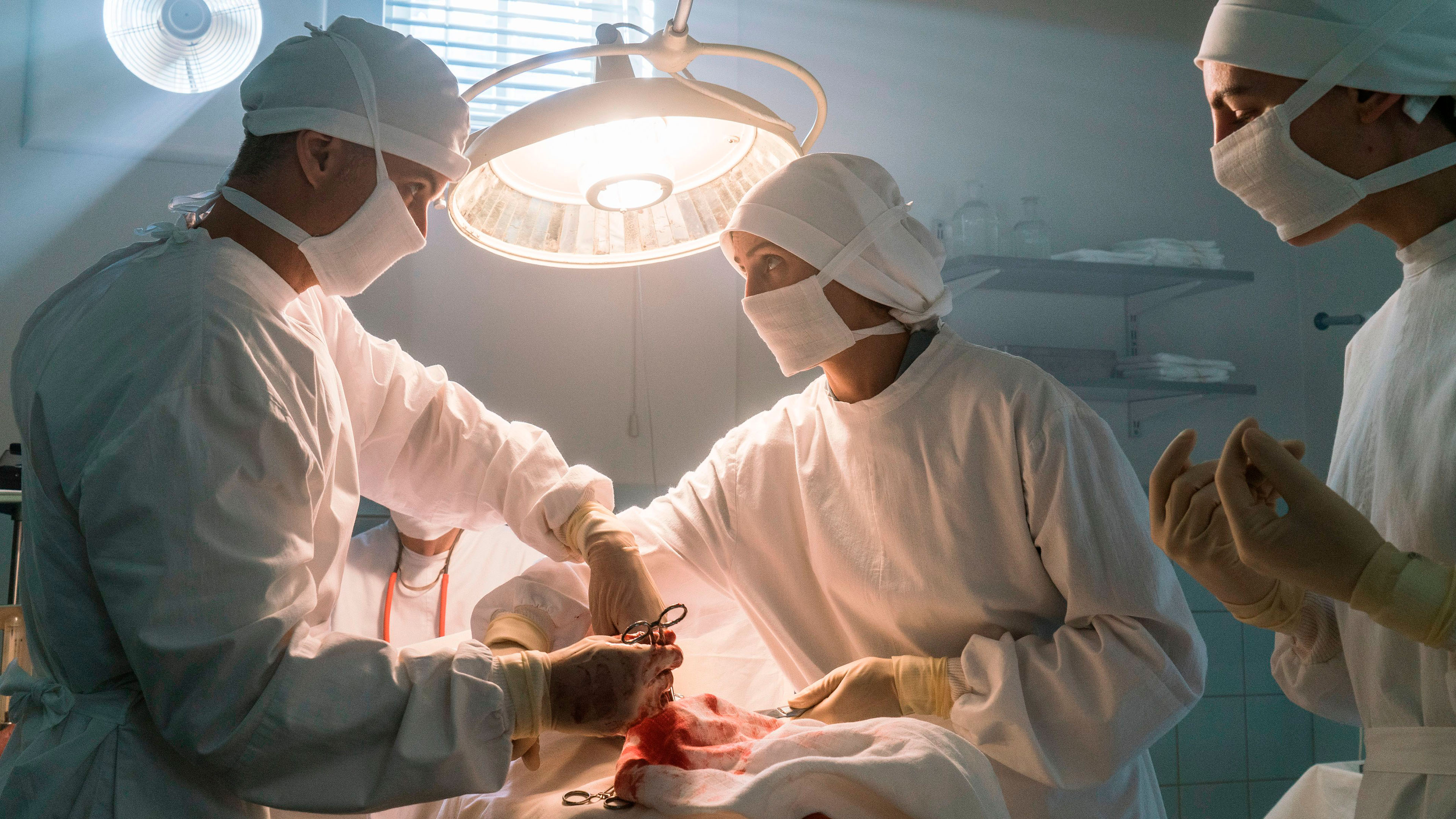 Jon Lange som John Neumann, Katrine Greis-Rosenthal som Nina Neergaard og Molly Egelind som Anna Rosenfeld i 'Sygeplejeskolen IV' fra 2020.