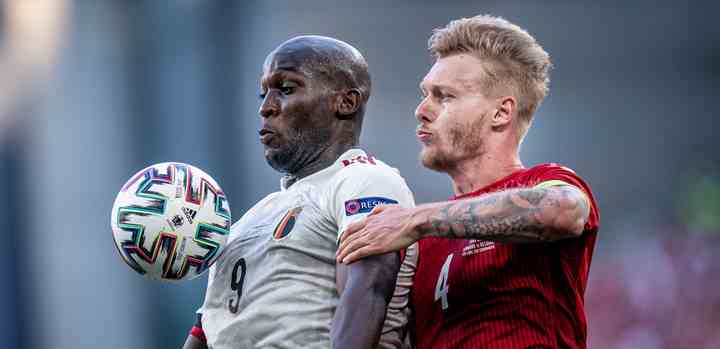 Belgiens Romelu Lukaku og Danmarks Simon Kjær i EM-kampen mellem Danmark og Belgien i Parken torsdag 17. juni 2021. (Foto: Liselotte Sabroe / Ritzau Scanpix / TV 2)