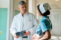 Jon Lange som John Neumann og Katrine Greis-Rosenthal som Nina Neergaard i 'Sygeplejeskolen IV' fra 2020.
