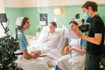 Bag-om-billede af Katrine Greis-Rosenthal som Nina Neergaard og Molly Egelind som Anna Rosenfeld i 'Sygeplejeskolen IV' fra 2020.