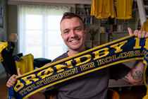 Casper er kæmpe Brøndby-fan og finder pusterum for problemerne på hjemmefronten på stadion. Mød ham i 'Mere end en klub'.