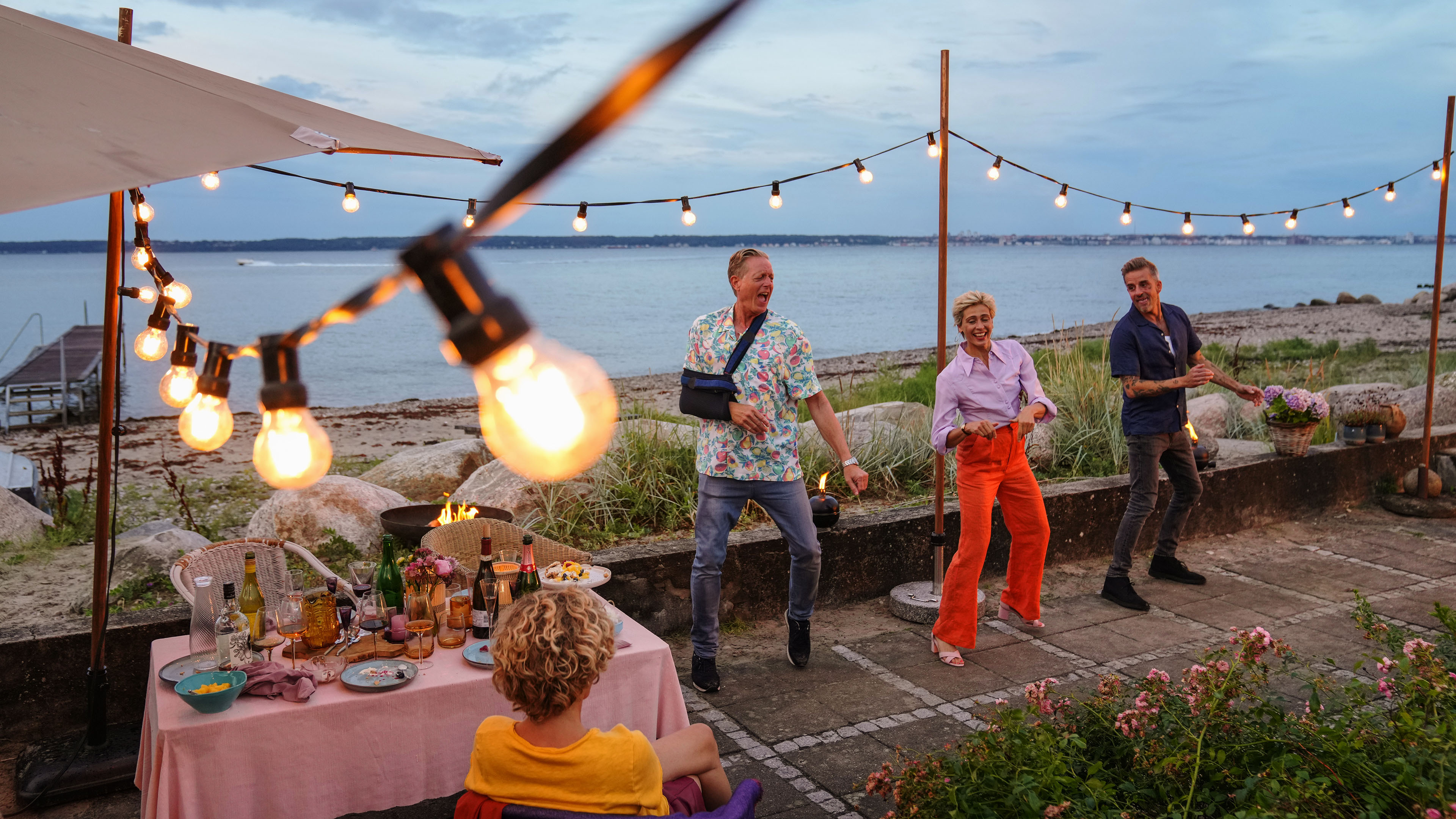 Maibritt Saerens som Josefine Sundby, Peter Mygind som Dan Sommerdahl, Laura Drasbæk som Marianne Sommerdahl og André Babikian som Flemming Torp i den danske krimiserie 'Sommerdahl III' fra 2021.