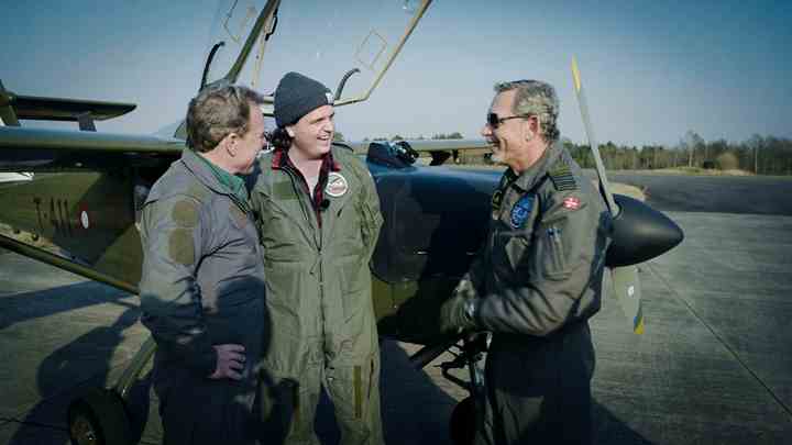 Mikkel Beha og Alfred Midé Erichsen besøger piloten Pel hos Forsvaret på Flyvestationen Karup. (Foto: STV / TV 2)