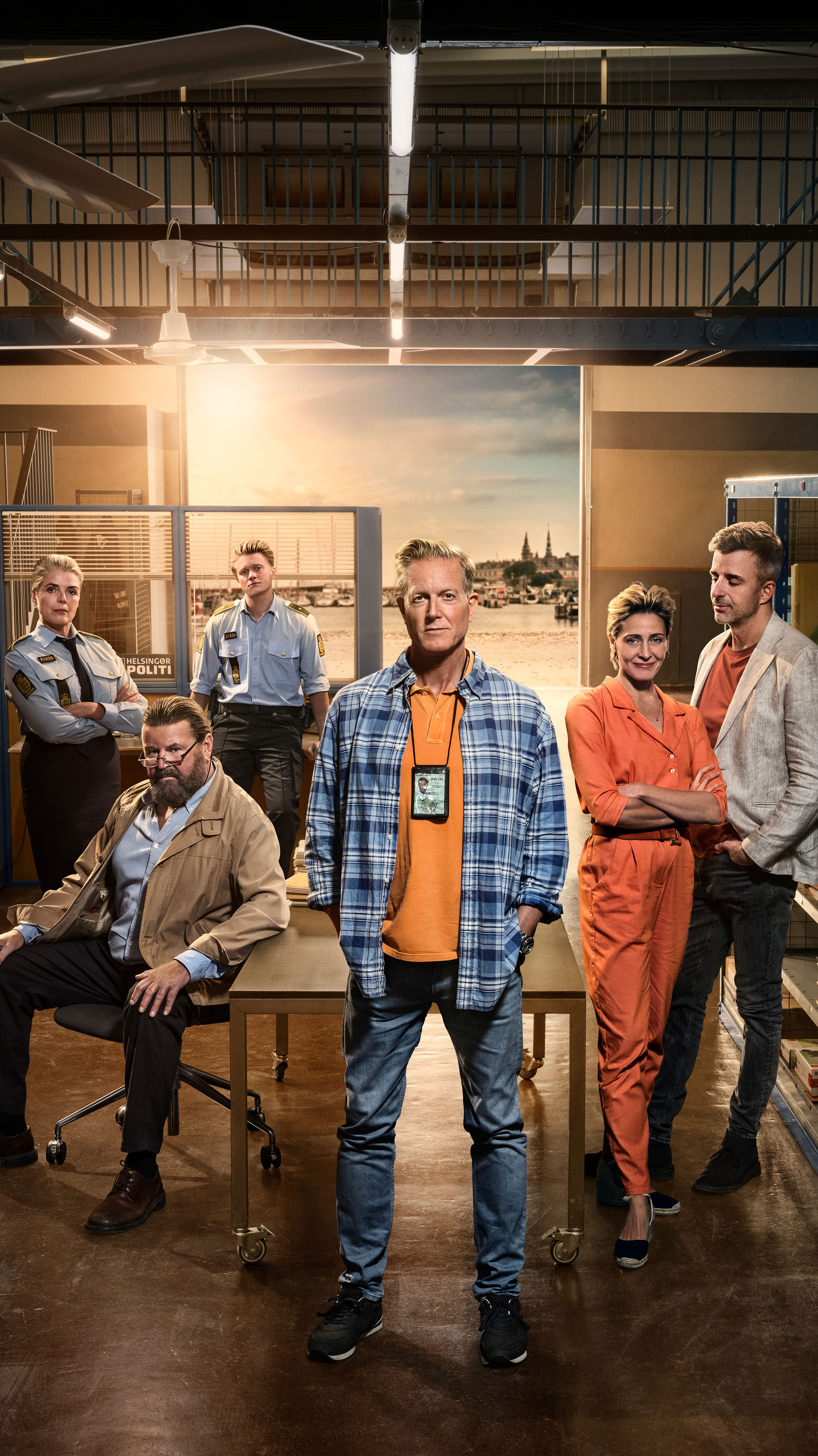 Lotte Andersen som Hanegaard, Peter Gantzler som Svend Johansen, Mathias Käki Jørgensen som Benjamin, Peter Mygind som Dan Sommerdahl, Laura Drasbæk som Marianne Sommerdahl og André Babikian som Flemming Torp i den danske krimiserie 'Sommerdahl III' fra 2021.