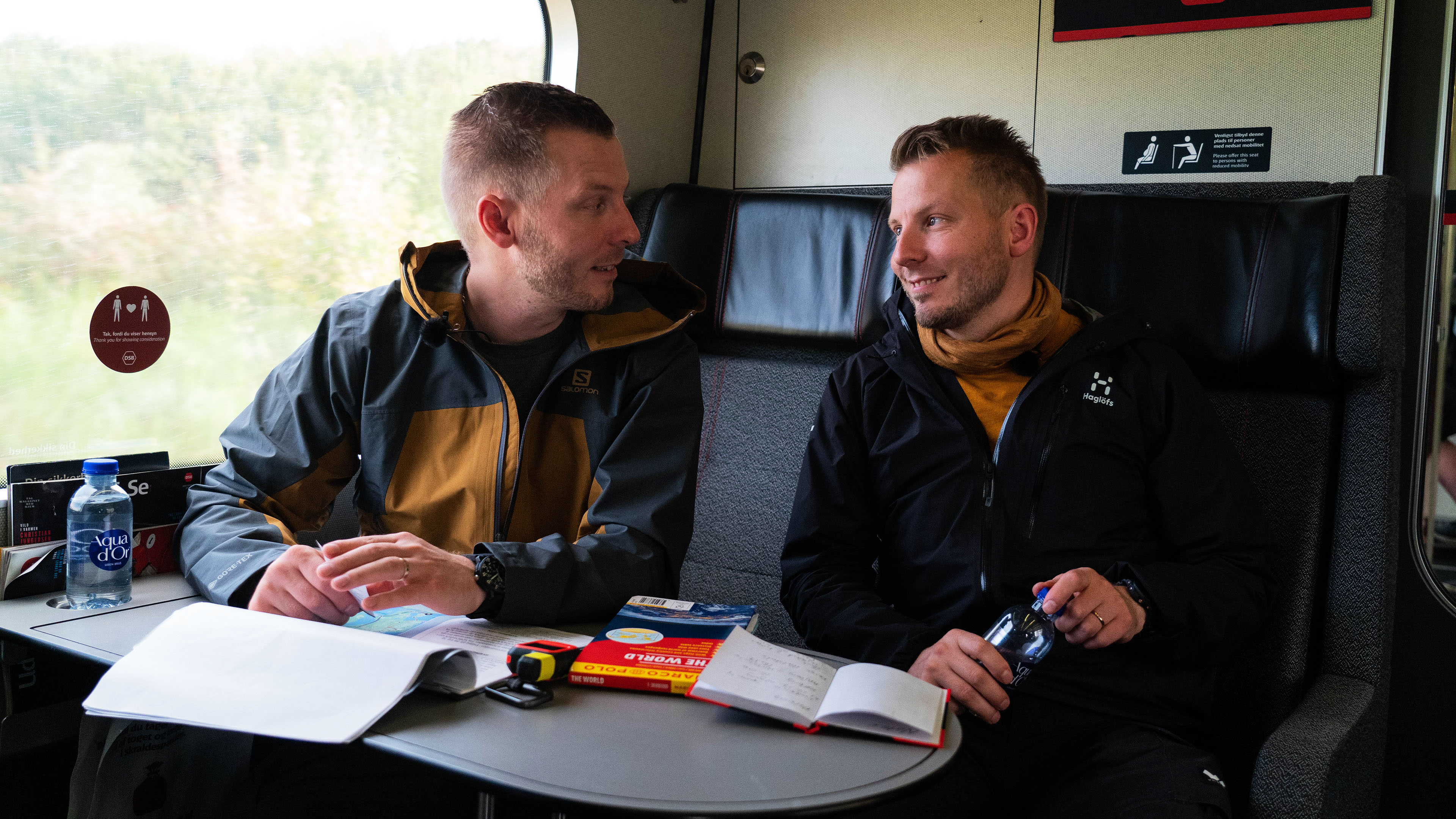 René (tv) og Michael i tog mellem Esbjerg og Fredericia.