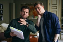 Nikolaj Lie Kaas og Esben Smed under optagelserne til den nye dramakomedieserie ’Agent’, som får premiere på TV 2 PLAY og TV 2 i 2023.