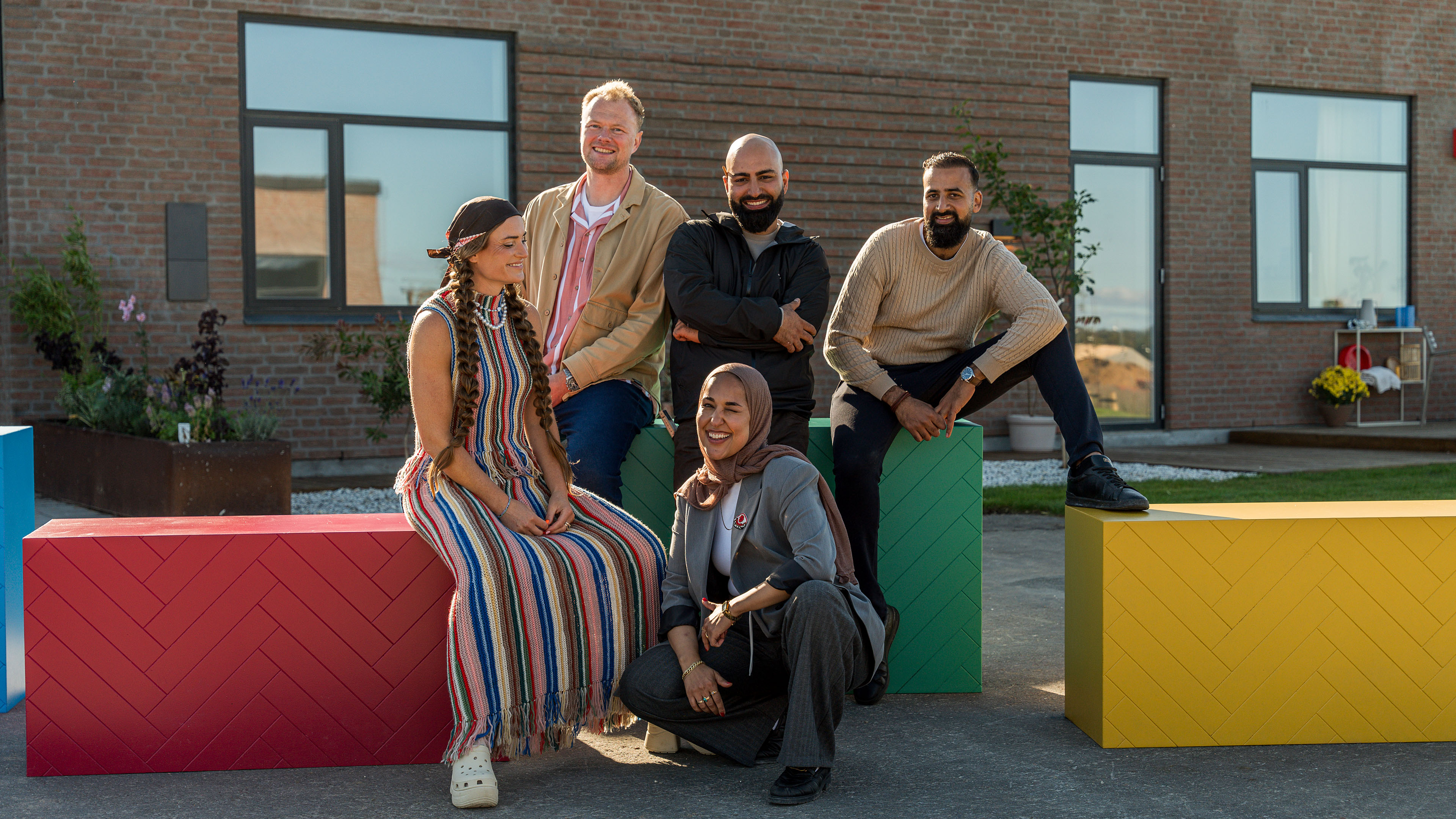 Gæstedommerne er Nibras og Obaid, vindere af 'Nybyggerne' 2024. Her sammen med dommerduoen og vært.