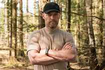 Jacob Lohmann spiller jægersoldaten Niels Oxen i den nye serie, der får premiere på TV 2 og TV 2 PLAY i 2023.