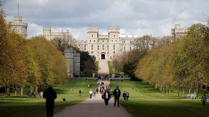 Den britiske kongefamilie er lørdag samlet på Windsor Castle lidt vest for London for at tage afsked med prins Philip. (Foto: Phil Noble / Reuters / Ritzau Scanpix / TV 2)