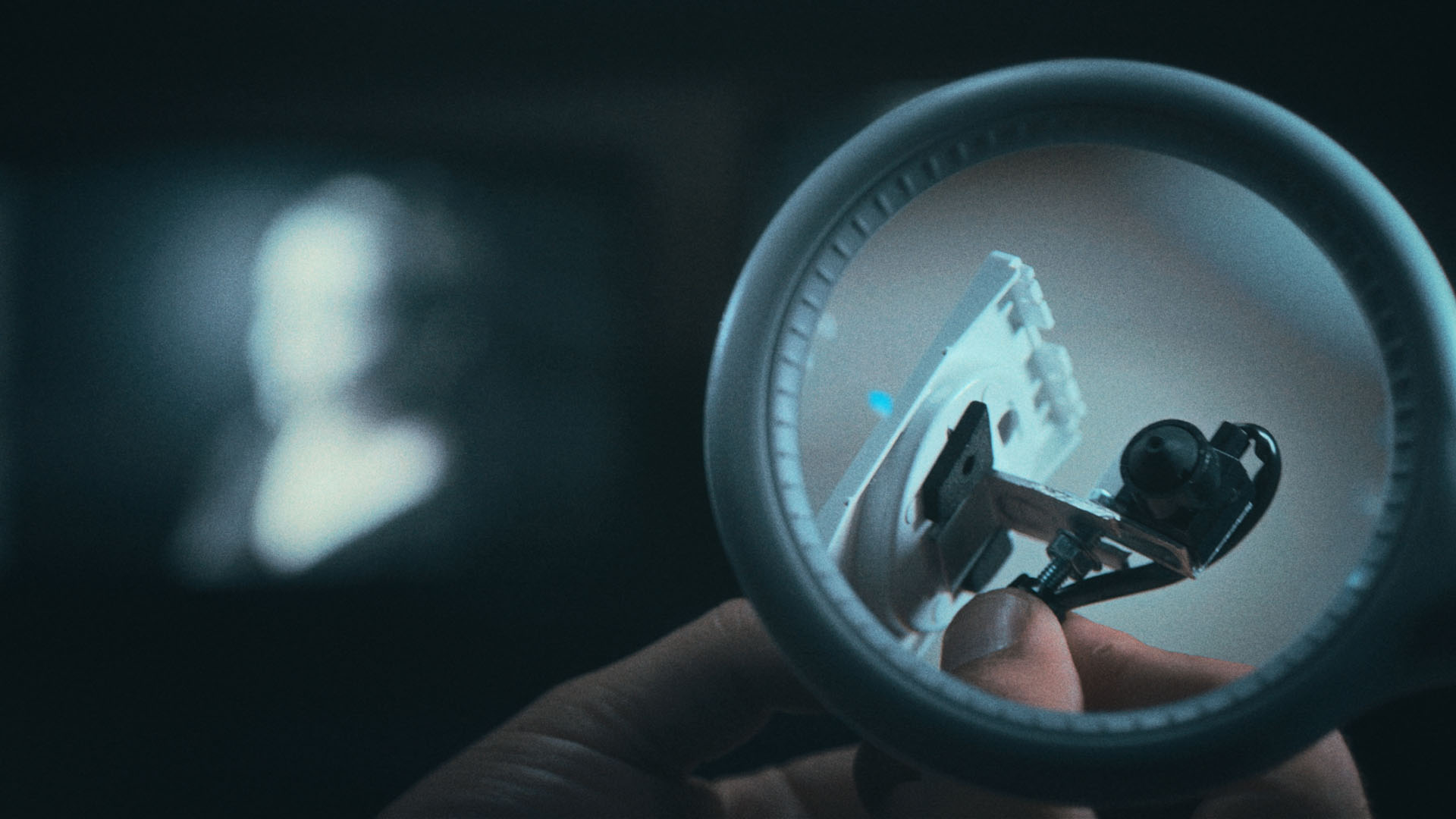 Fra et kontor med skjulte kameraer rådgiver Amira kriminelle i underverdenen, som viser sig at have forbindelser i toppen af samfundet. Se med i 'Den sorte svane'.