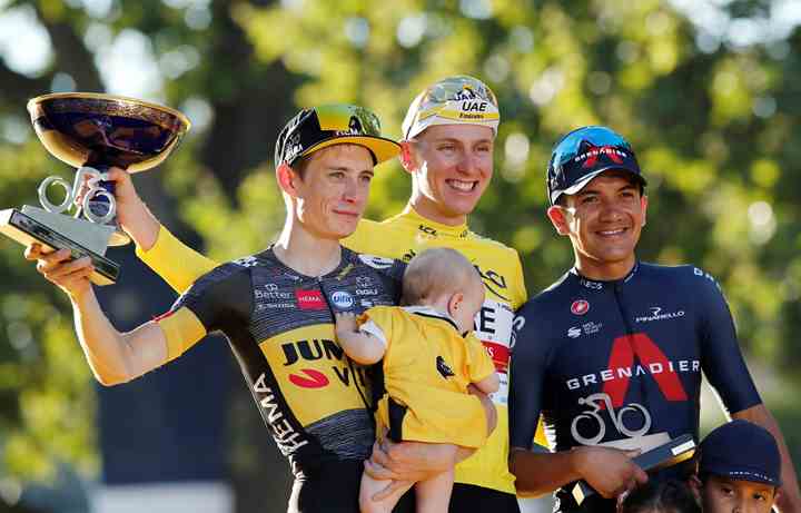 Tour de France 2021 blev en stor oplevelse med danske øjne, hvor Jonas Vingegaard (tv.) endte på podiet i Paris. Når Touren indledes i år, bliver det med tre etaper i Danmark, som livetekstes på TV 2 henholdsvis 1., 2. og 3. juli. (Foto: Benoit Tessier / Reuters / Ritzau Scanpix / TV 2)