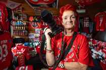 Ulla er fan af Silkeborg IF og tager billeder til deres kampe. Mød hende i 'Mere end en klub'.