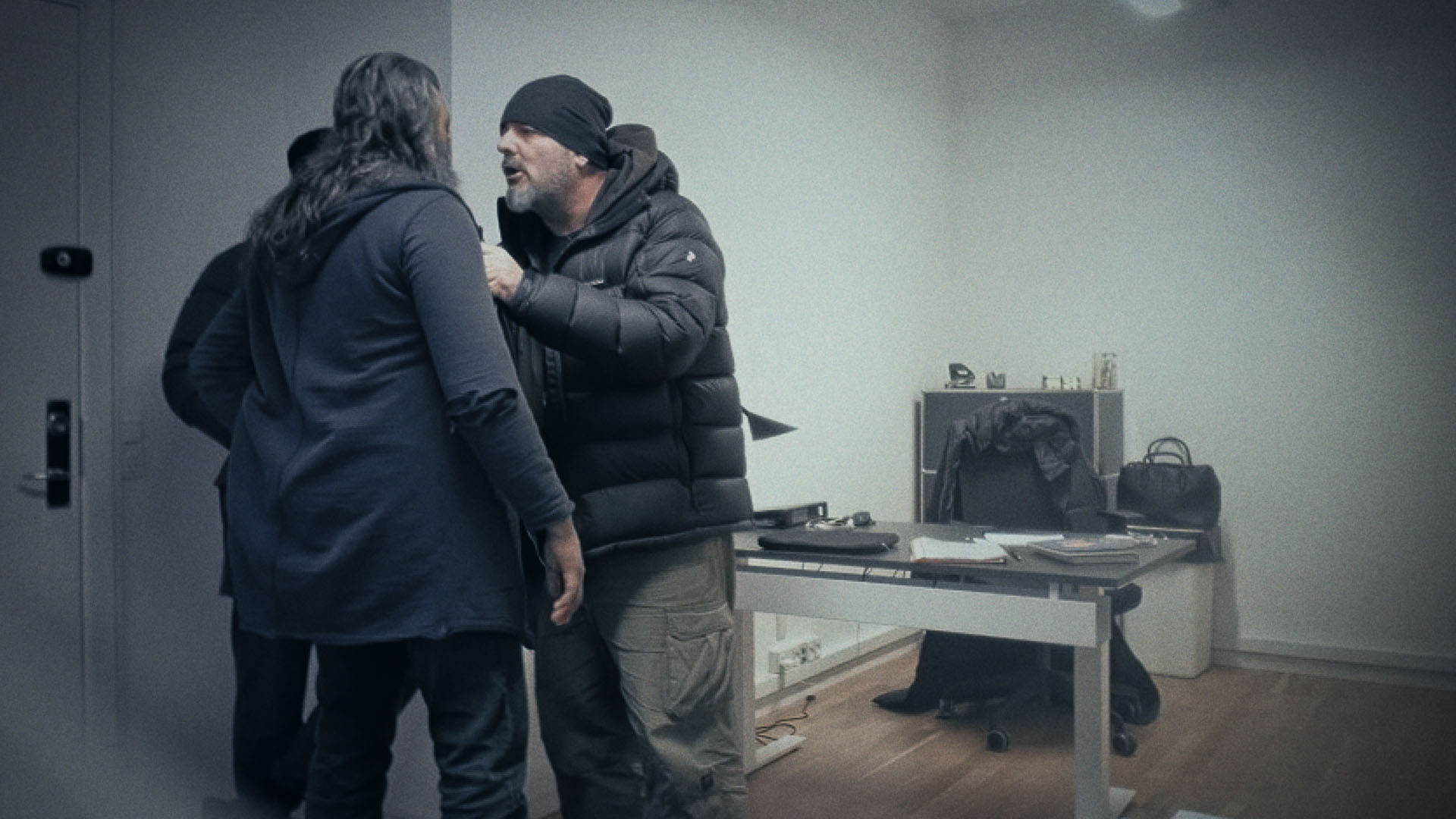 Amira bliver sat under maksimalt pres, da et konfliktfyldt møde med personer fra to forskellige rockergrupperinger finder sted på hendes kontor. Se med i 'Den sorte svane'.