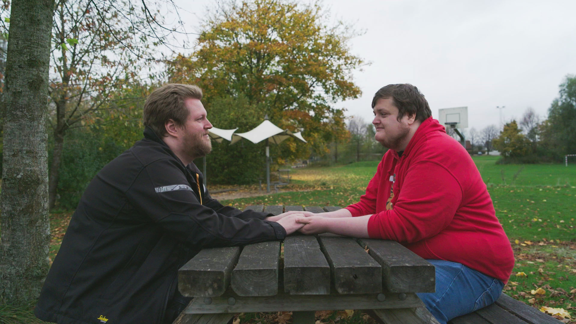 AAB-fan Kenny (th.) kæmper mod homofobi i fodbold. Mød ham i 'Mere end en klub'.  