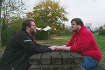 AAB-fan Kenny (th.) kæmper mod homofobi i fodbold. Mød ham i 'Mere end en klub'.