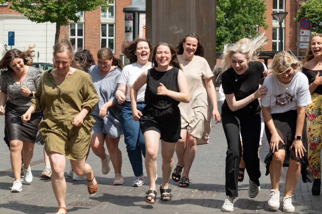 I forbindelse med kampagnen er der via universiteter og erhvervsakademier i hele landet udpeget et kvindeligt IT-landshold, som deltager i interviews og aktiviteter for at inspirere flere kvinder til uddannelse og karriere i IT- og techbranchen.