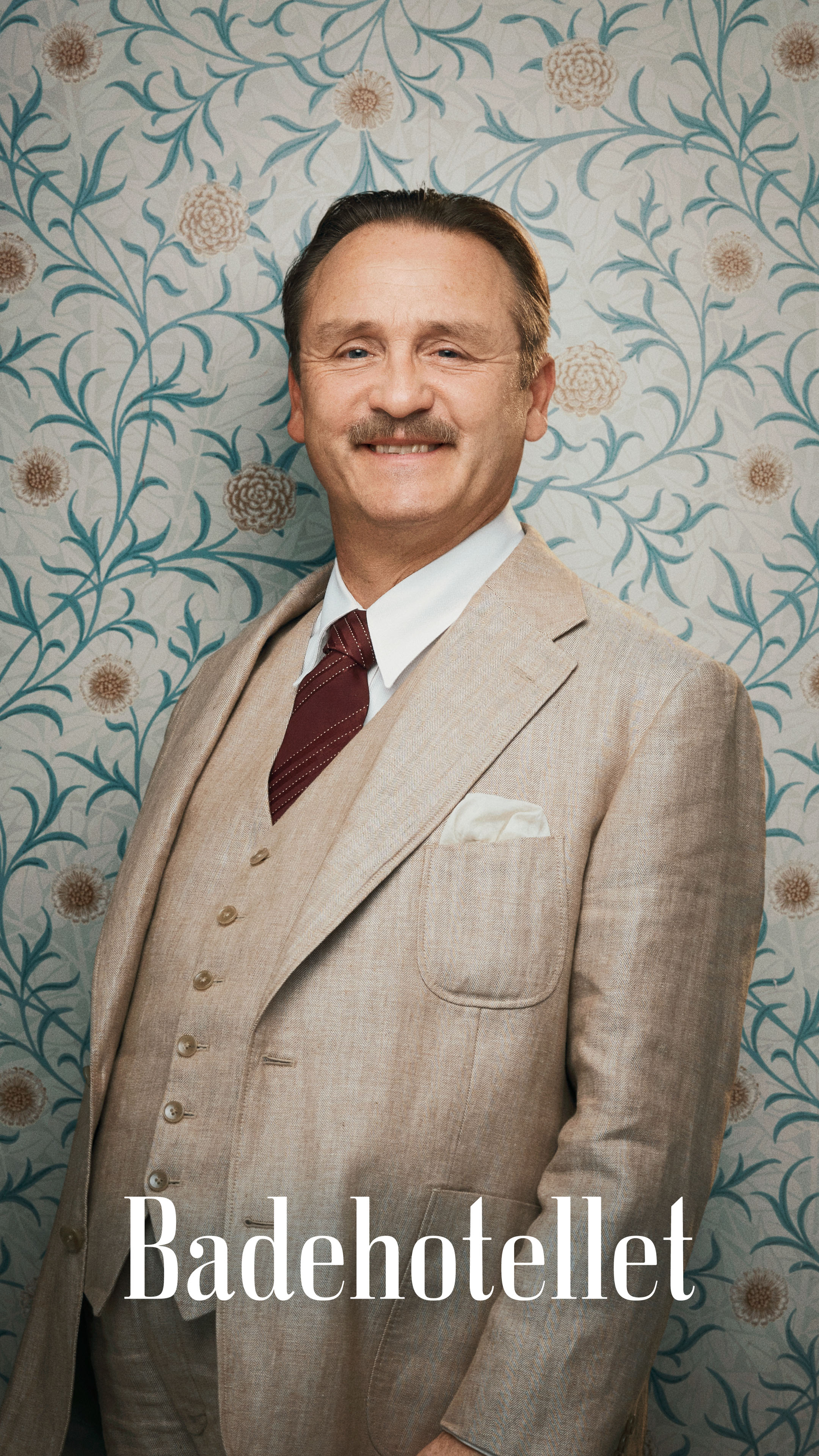 Georg Madsen (Lars Ranthe) portræt højkant med titellogo.