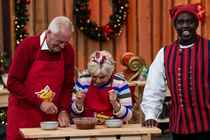 Keld og Hilda Heick sammen med vært Melvin Kakooza i '24 stjerners julekalender'.