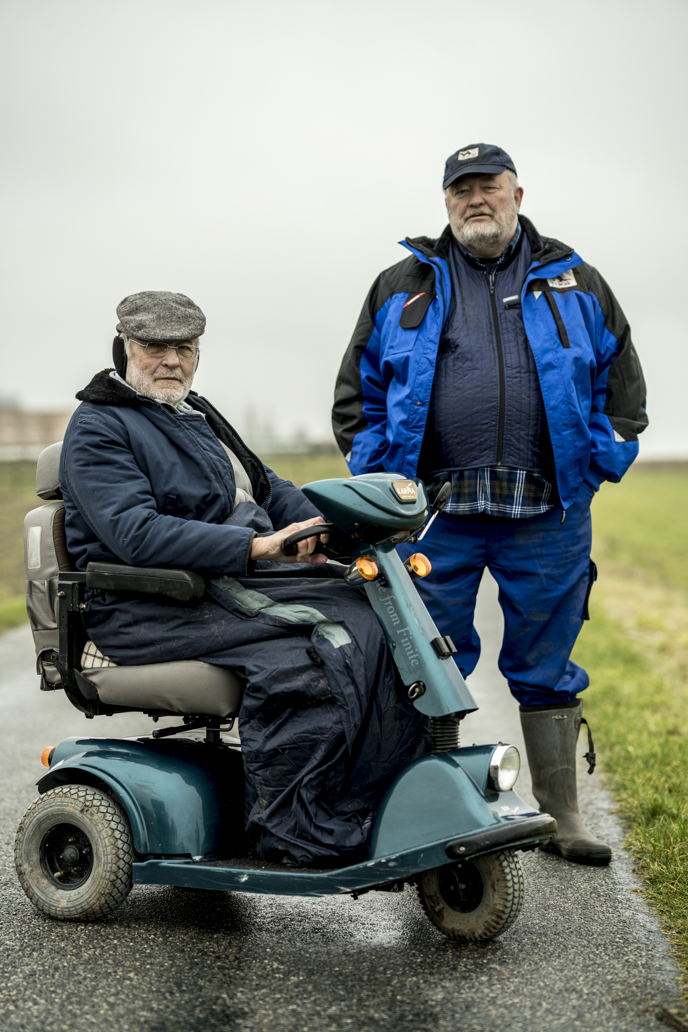 Niels Hausgaard som Niller og Bjarne Henriksen som Jens Peter i 'Minkavlerne II' fra 2021.