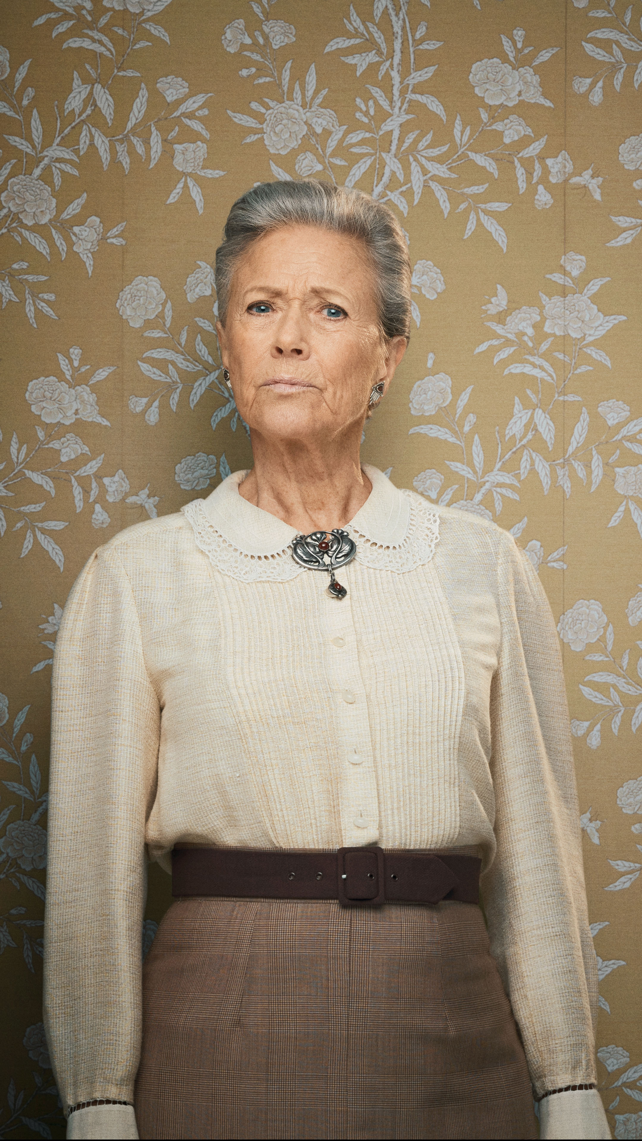 Fru Fjeldsø (Birthe Neumann) - portræt højkant uden logo.