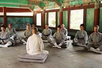 De ni kendte danskere sammen med Master Heng Yi i 'Shaolin'.