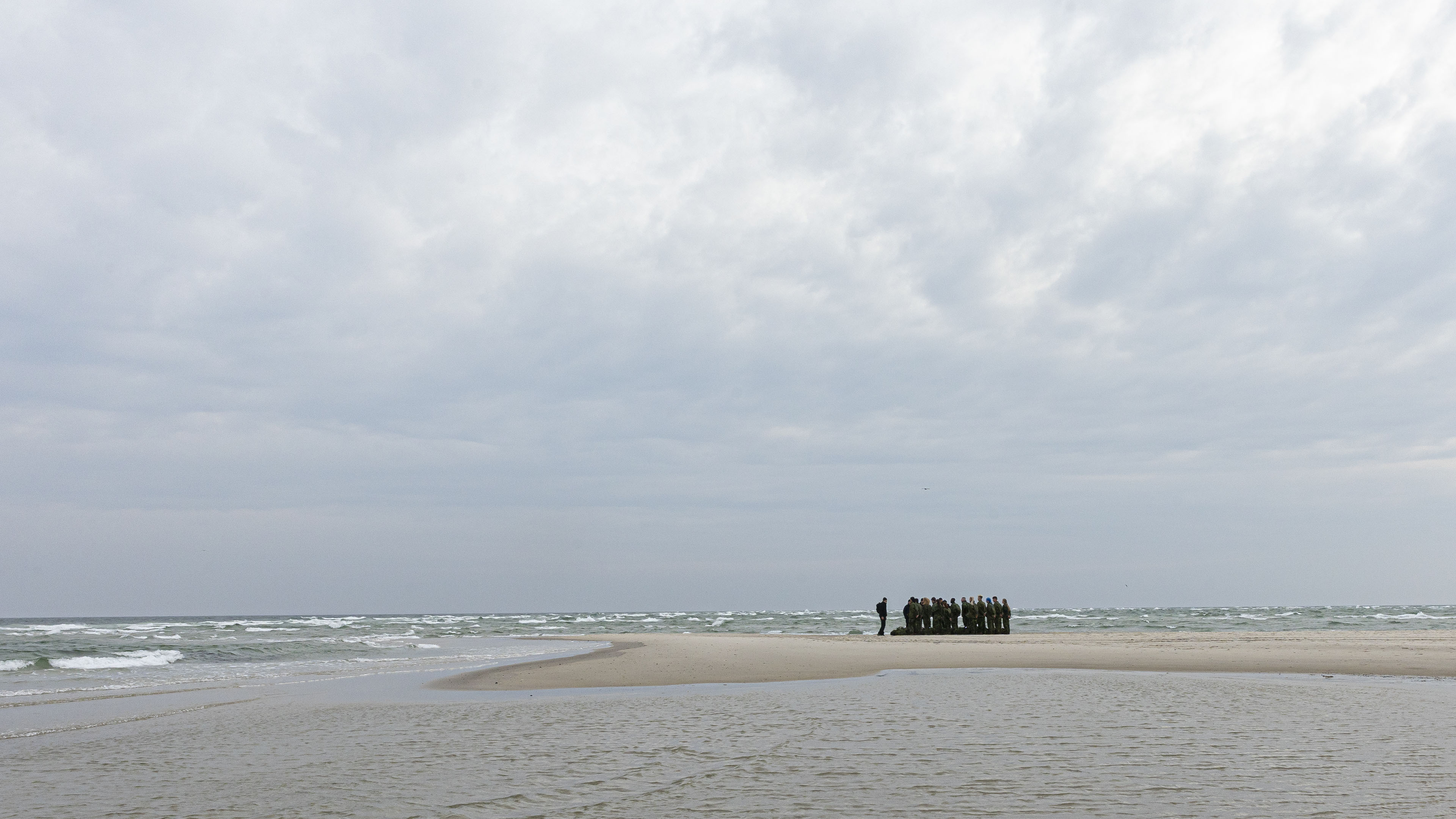 De unge aspiranter bliver udsat for hårde strabadser i et flot område ved Vesterhavet i 'Korpset - gjort af det rette stof'.