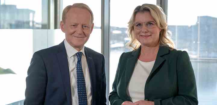 Poul Erik Skammelsen og Louise Windfeld-Høeberg er de nye værter på ’Verden ifølge NEWS’. Foto: TV 2