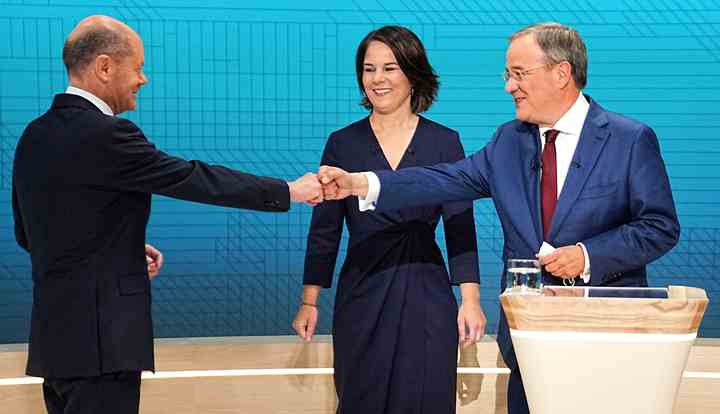 Fra den seneste af de tre tv-debatter mellem kanslerkandidaterne i Tyskland ses (fra venstre) SPD's Olaf Scholz, De Grønnes Annalena Baerbock og CDU's Armin Laschet. (Foto: Michael Kappeler / Reuters / Ritzau Scanpix / TV 2)