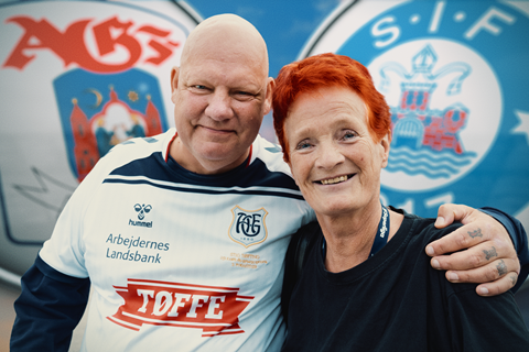 Niels og Ulla holder med hver deres superligaklub, men er forenet i deres passion for fodbold. Mød dem i Mere end en klub'.