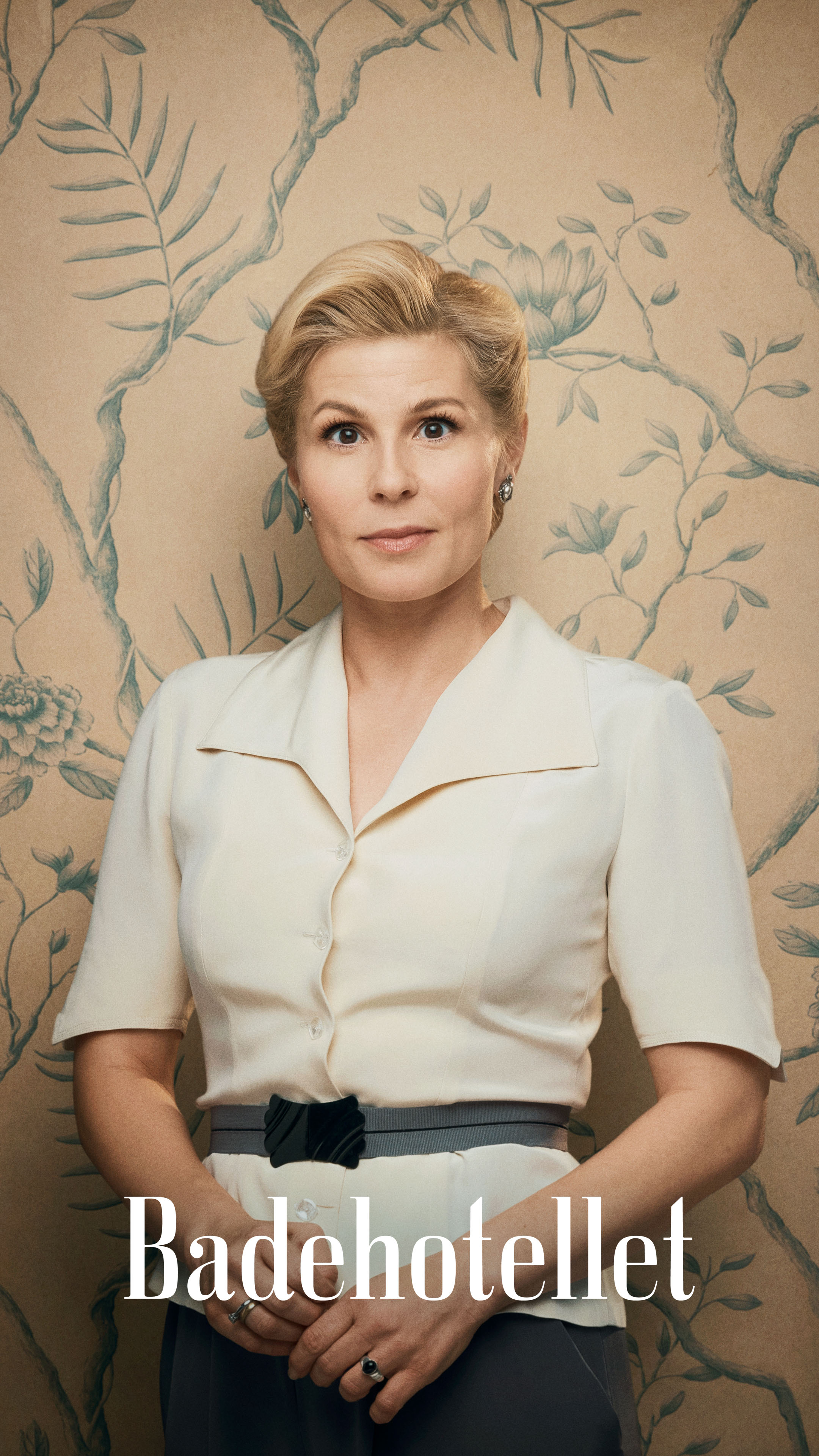 Helene Weyse (Cecilie Stenspil) portræt højkant med titellogo.