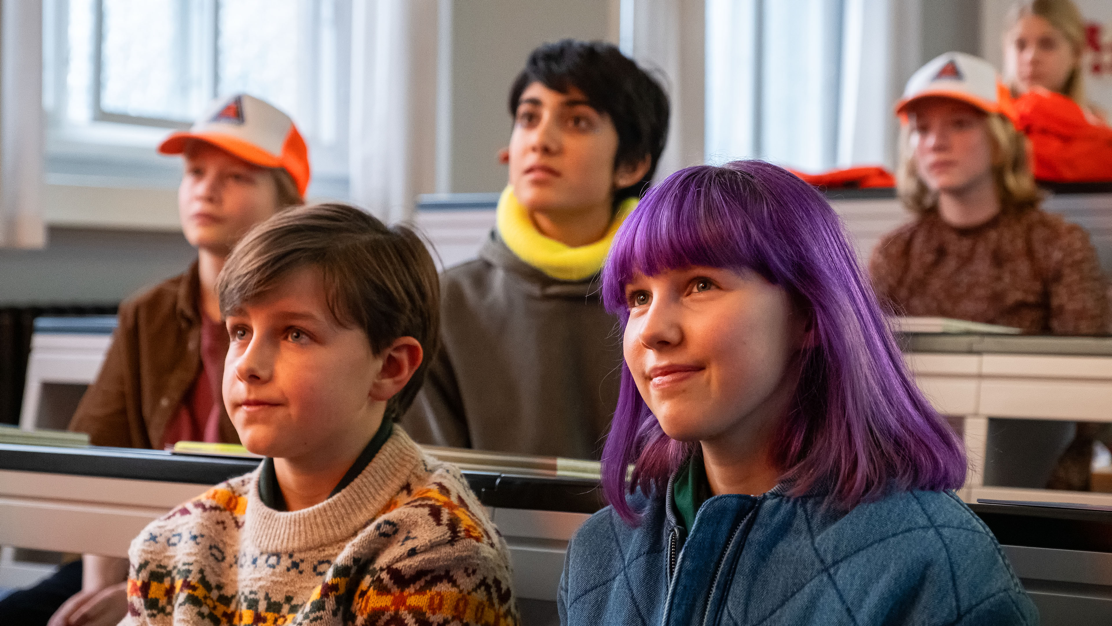 Forrest (fra venstre) Johannes (Luca Reichardt Ben Coker), Mie (Anna Frederikke Heerulff Christiansen) og på anden række Elias (Bertil Karlshøj Smith) og Noor (Shireen Rasool) i premieren på ’Kometernes jul’. (Foto: Christian Geisnæs / TV 2)