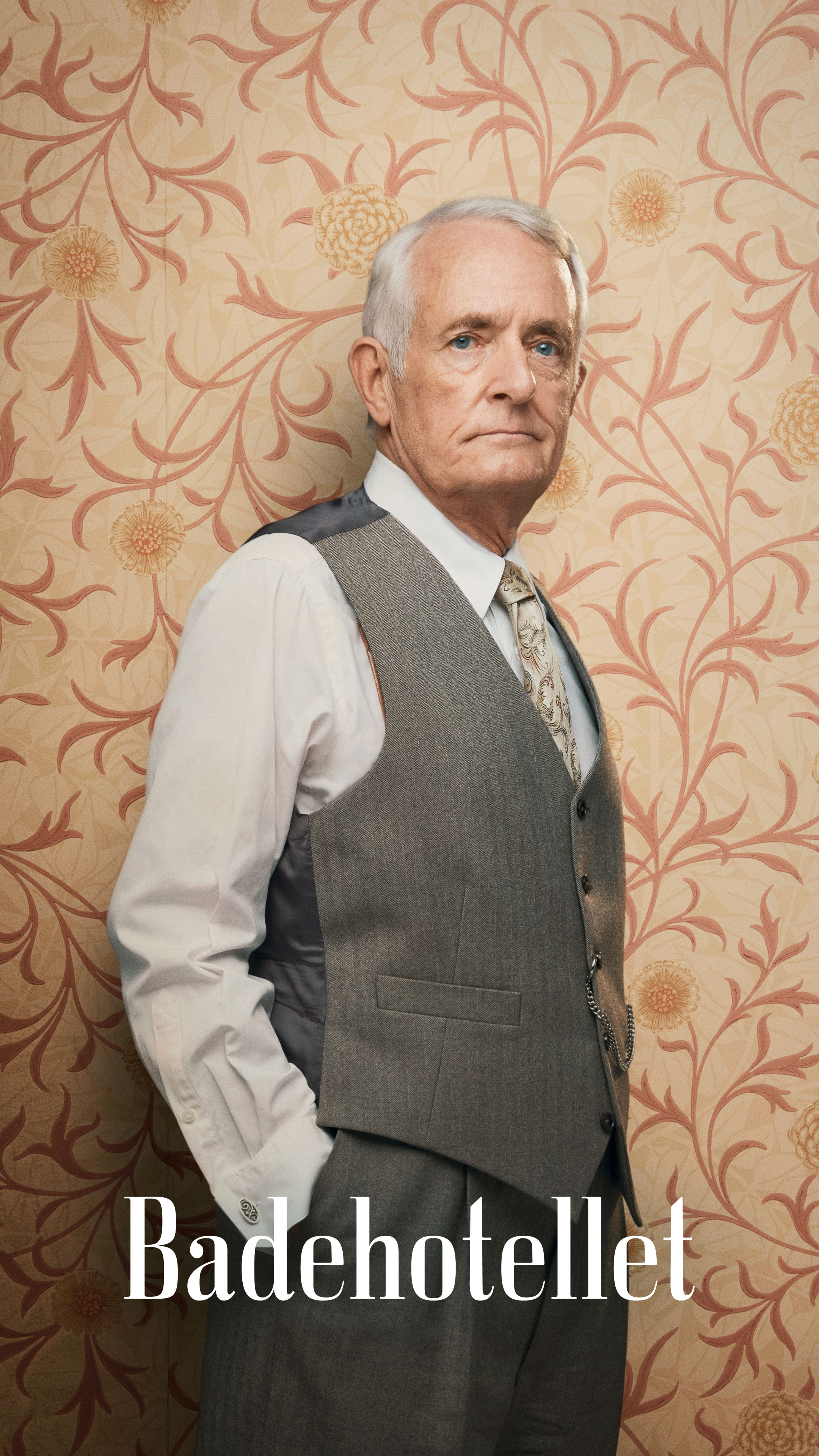 Hjalmar Aurland (Peter Hesse Overgaard) portræt højkant med titellogo.