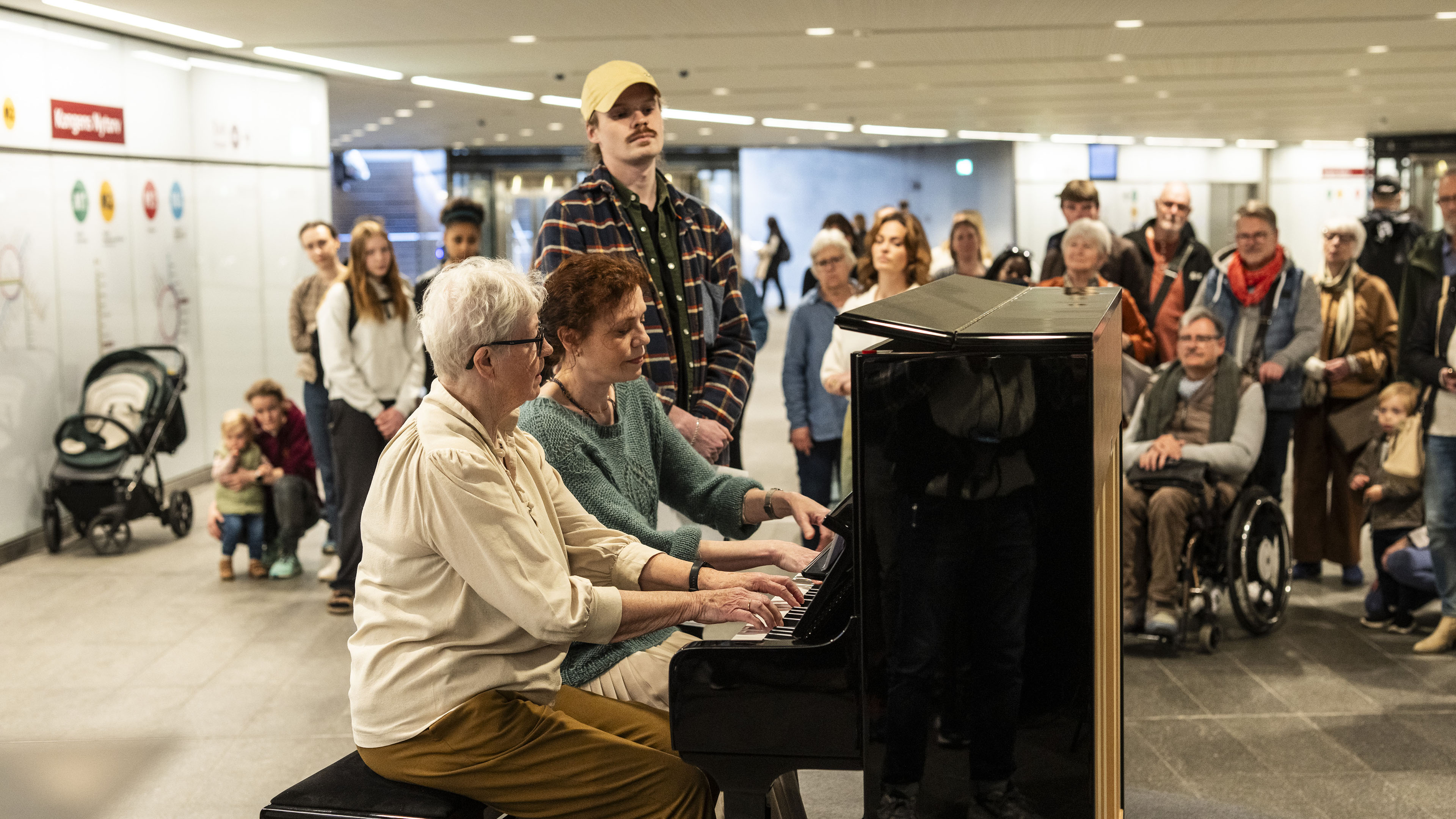 Amatørpianisterne Bodil Jensen og Evgenija Chtefanova i 'Piano'.