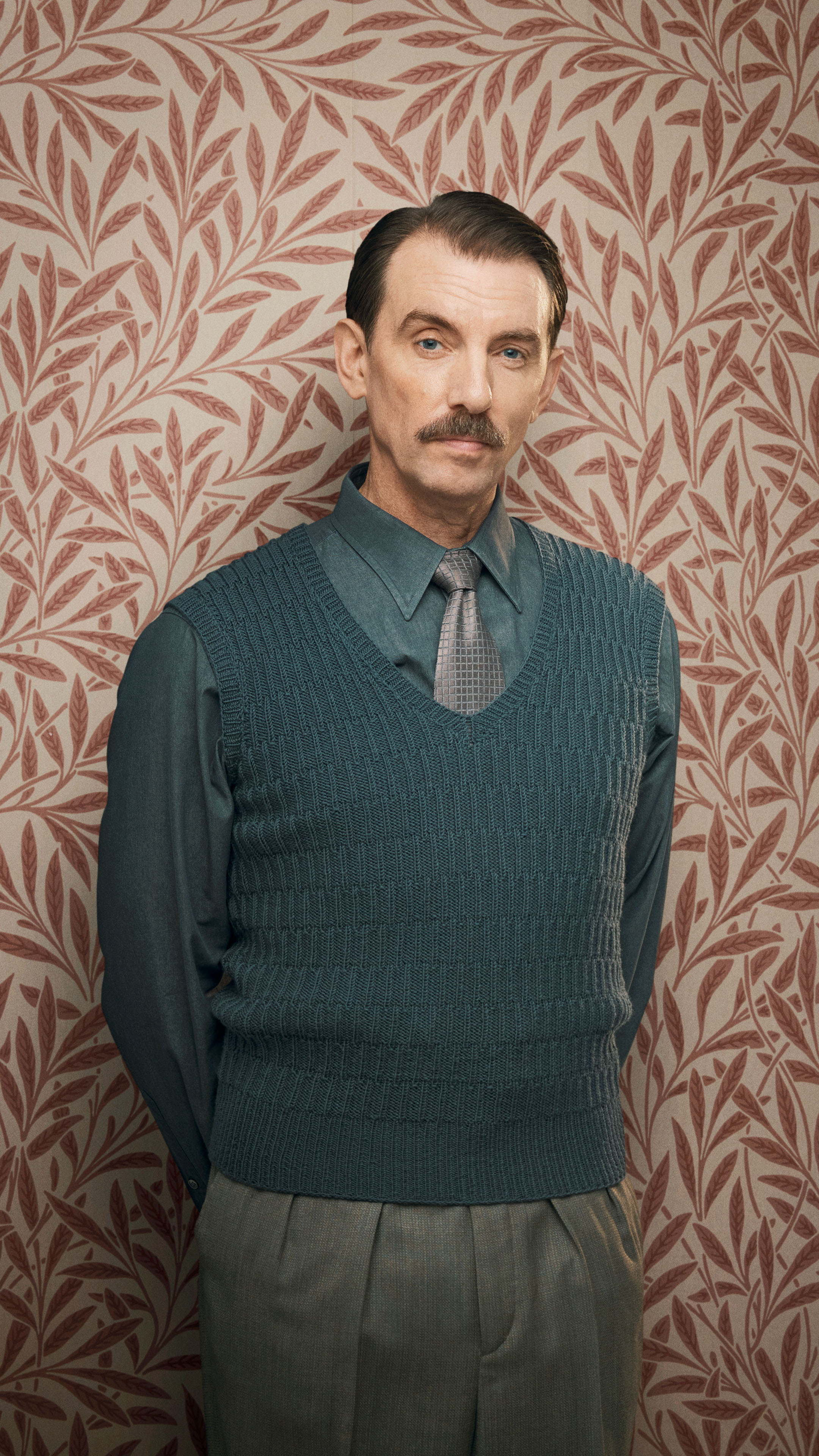 Grev Ditmar (Mads Wille) portræt højkant med titellogo.