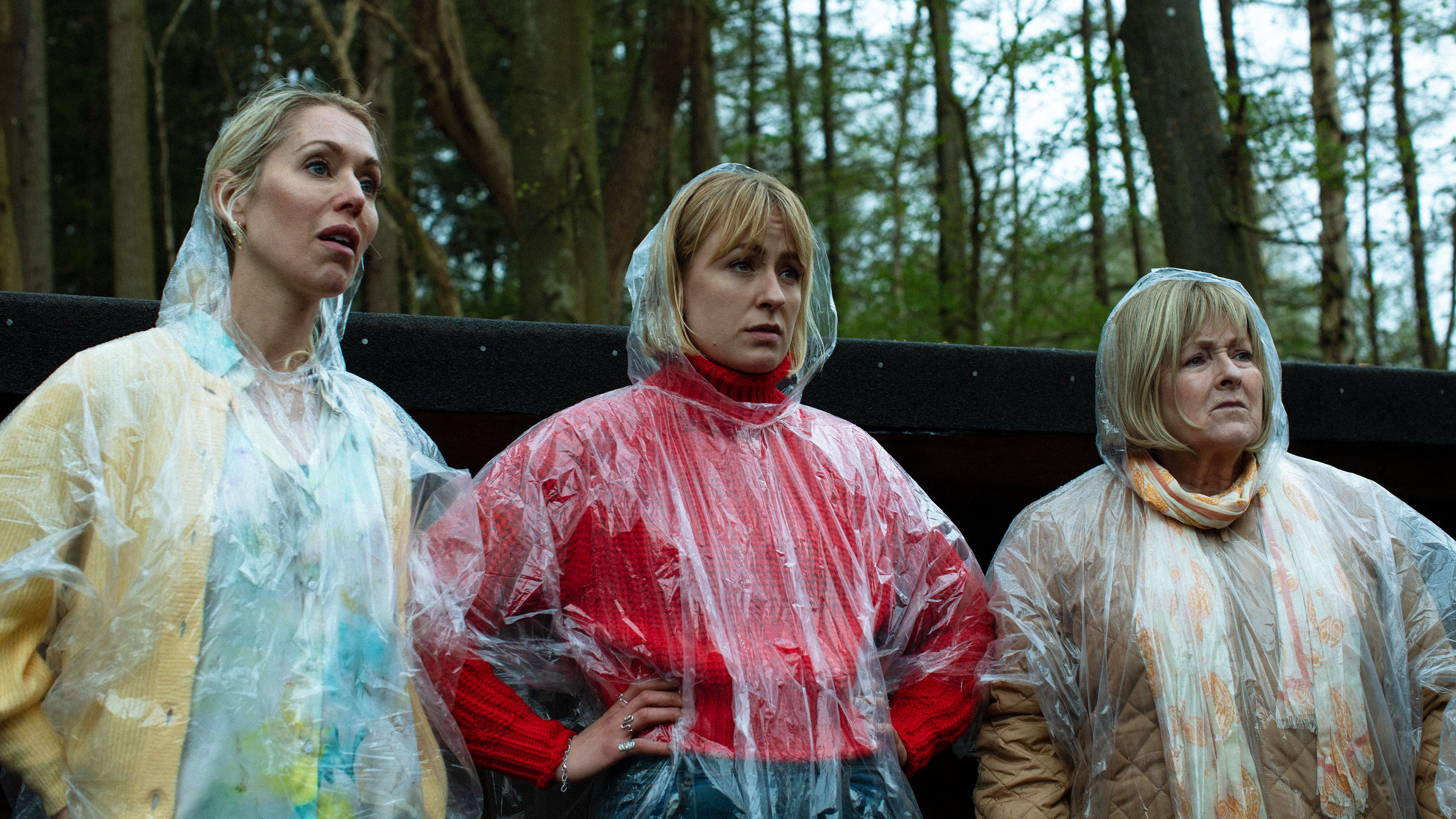 Naja (Jeanett Albeck), Simone (Katinka Lærke Petersen) og Ingelise (Kirsten Lehfeldt)  i 'Overleverne'.