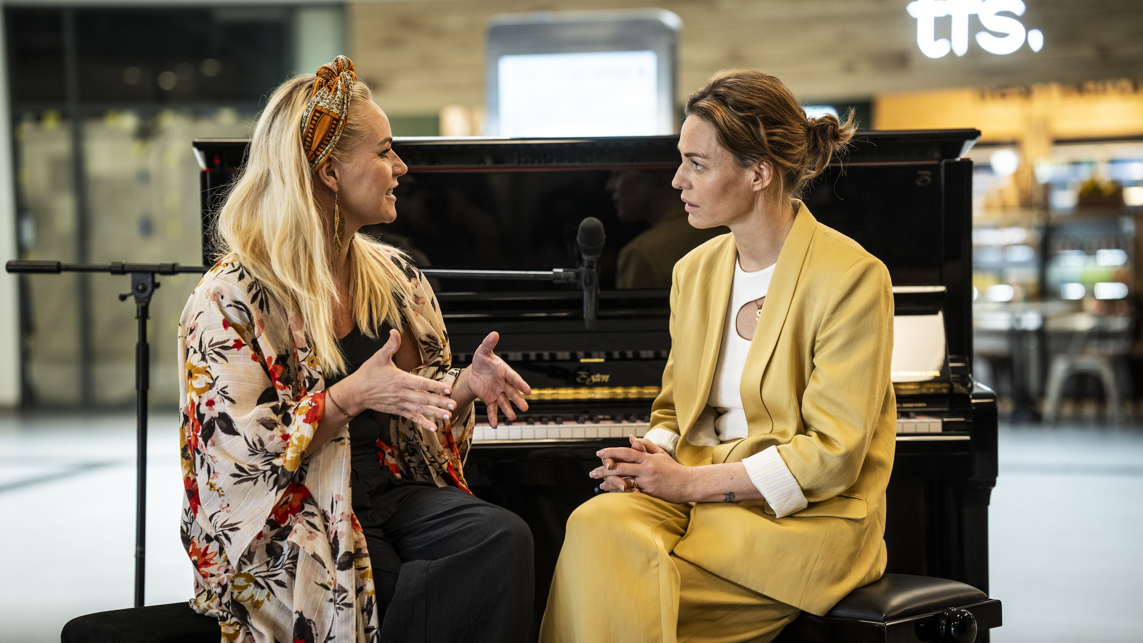 Amatørpianist Mia Andresen og vært Sarah Grünewald i 'Piano'.